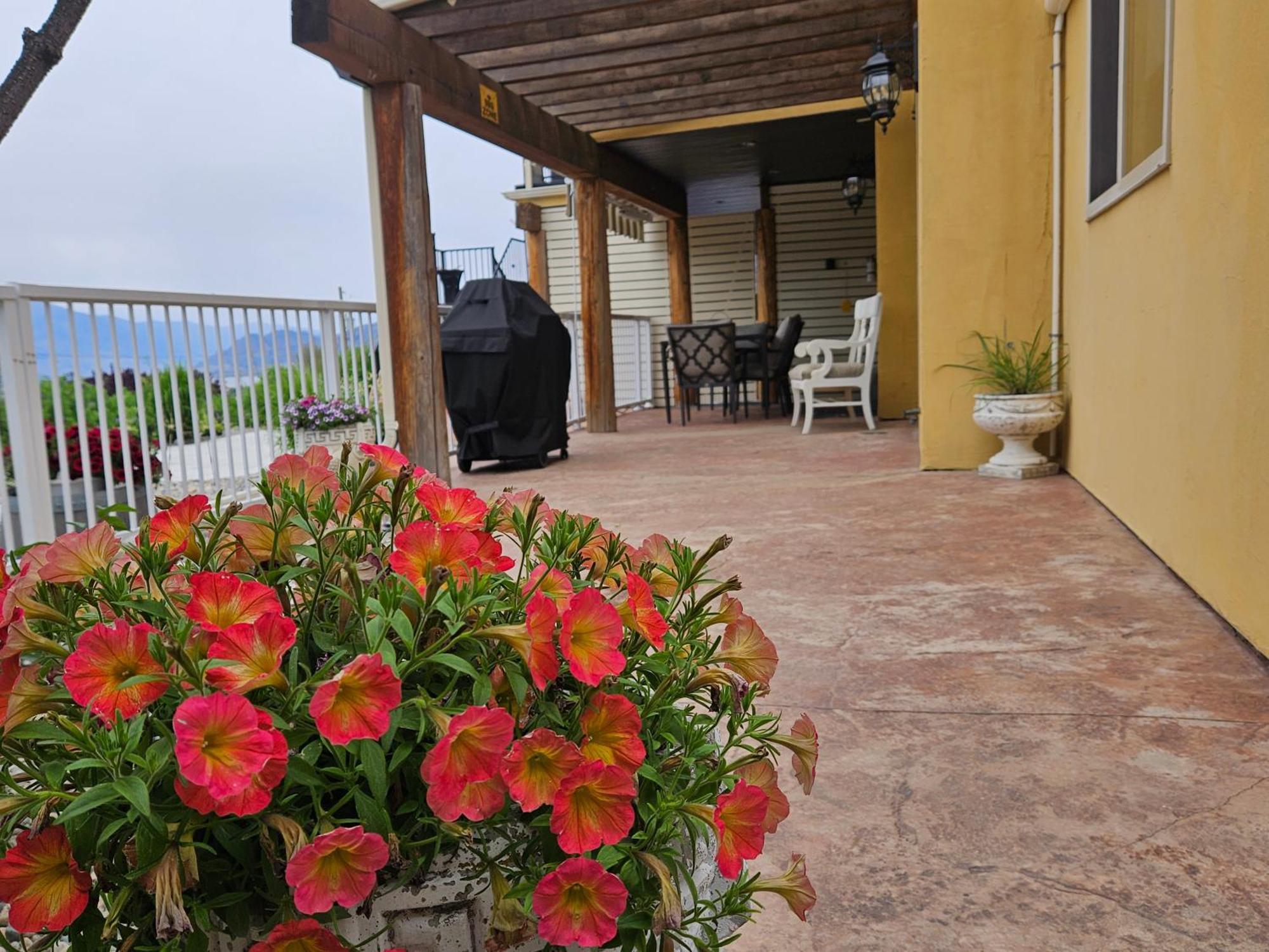 La Dolce Vita B And B Osoyoos Extérieur photo